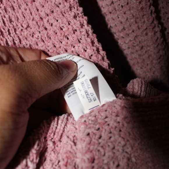 American Eagle Soft/Fuzzy Pink Knitted Distressed Crew Neck Sweater - Size XS - Picture 12 of 13